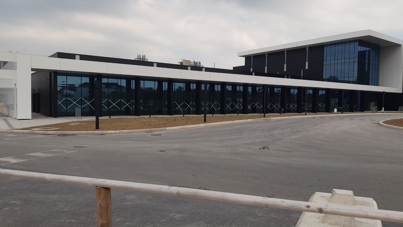 Front-on-a-cloudy-day